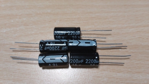 5x elektrolytische condensator 2200uF (μF), 16V radiaal