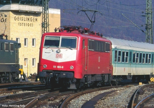 PIKO 51858 - Locomotora eléctrica/sonido 111 oriente rojo DB AG V + PluX22 Dec.