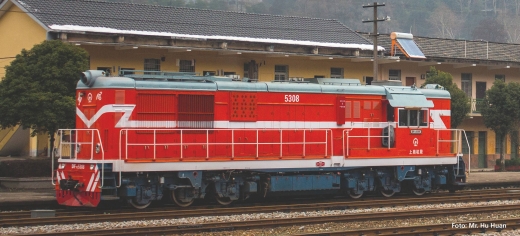 PIKO 52713 - ~Diesel locomotive DF7C Shanghai Railway + PluX22 Dec.